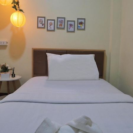 Ez Sleep @ Ratchada 19 Vandrarhem Bangkok Exteriör bild