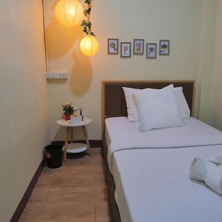 Ez Sleep @ Ratchada 19 Vandrarhem Bangkok Exteriör bild