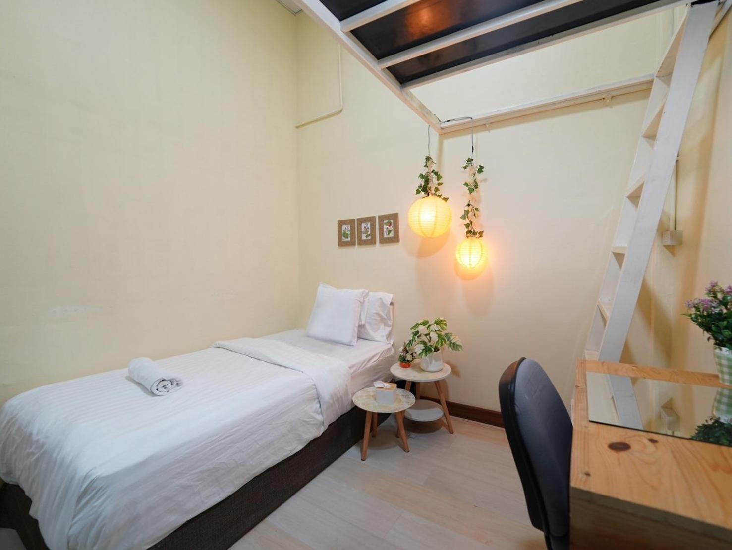 Ez Sleep @ Ratchada 19 Vandrarhem Bangkok Exteriör bild