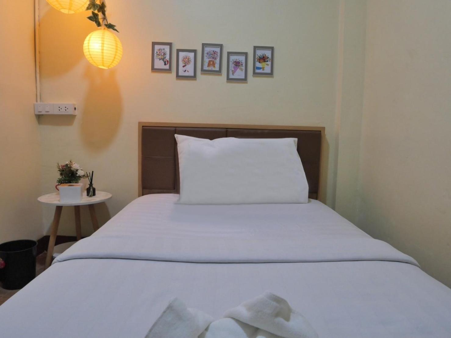 Ez Sleep @ Ratchada 19 Vandrarhem Bangkok Exteriör bild
