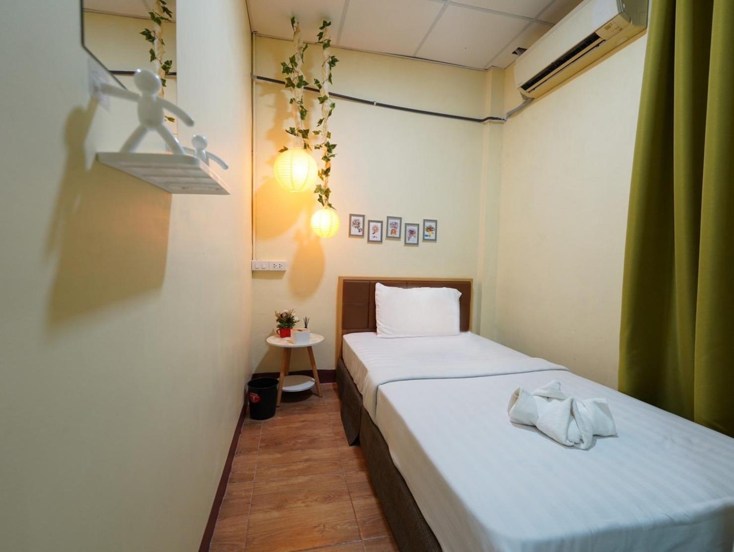 Ez Sleep @ Ratchada 19 Vandrarhem Bangkok Exteriör bild