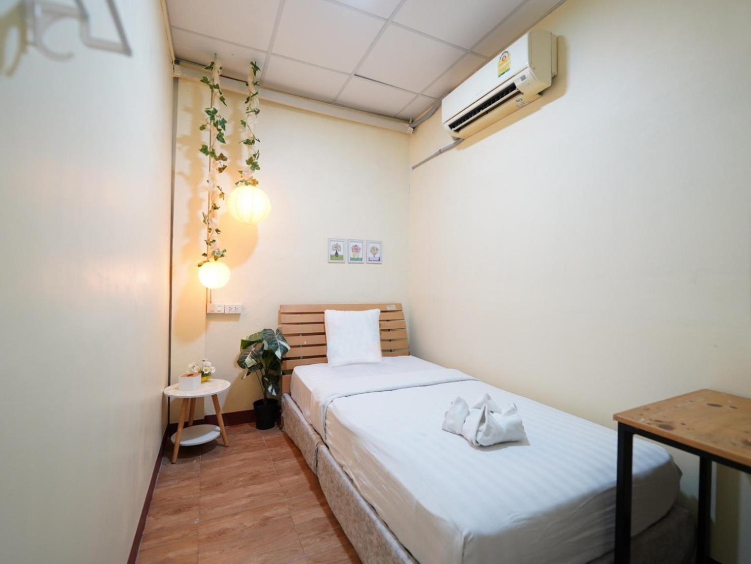 Ez Sleep @ Ratchada 19 Vandrarhem Bangkok Exteriör bild