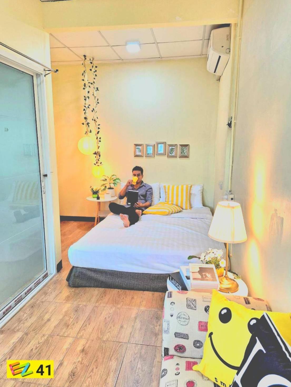Ez Sleep @ Ratchada 19 Vandrarhem Bangkok Exteriör bild