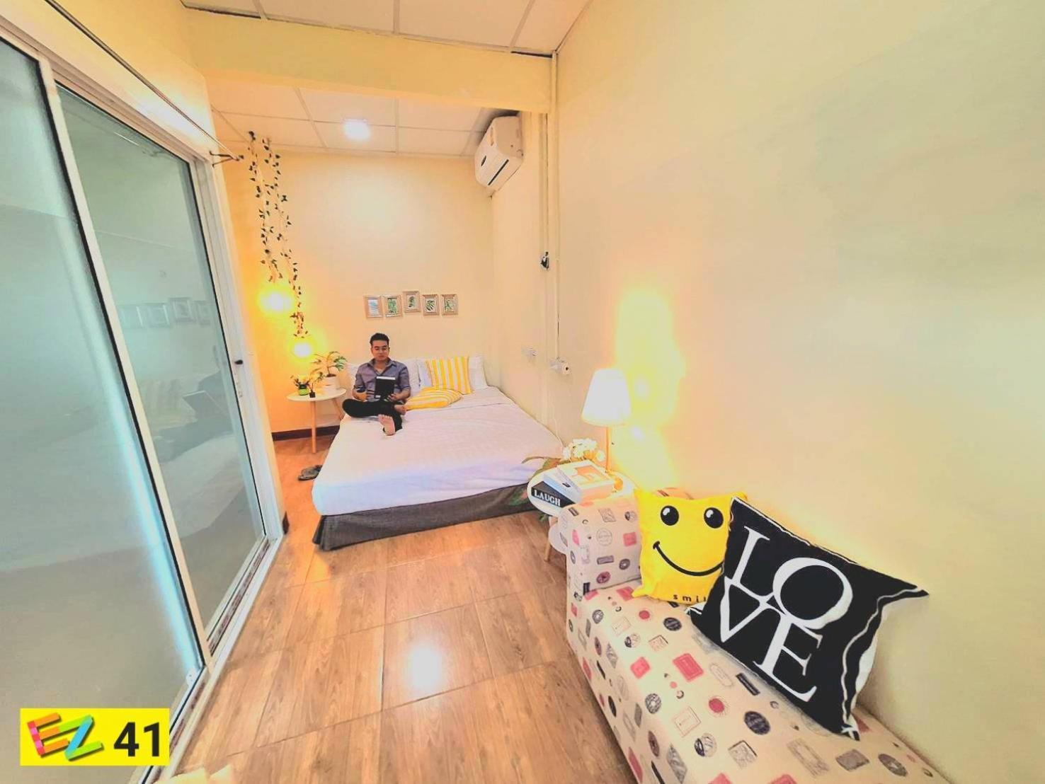 Ez Sleep @ Ratchada 19 Vandrarhem Bangkok Exteriör bild